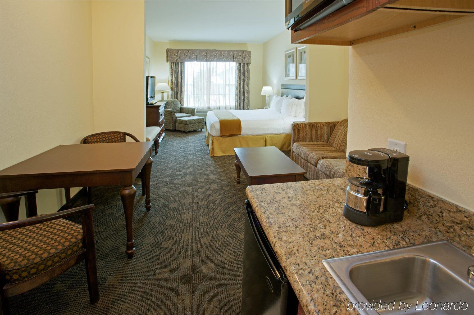 Holiday Inn Express Pearland By Ihg Room photo