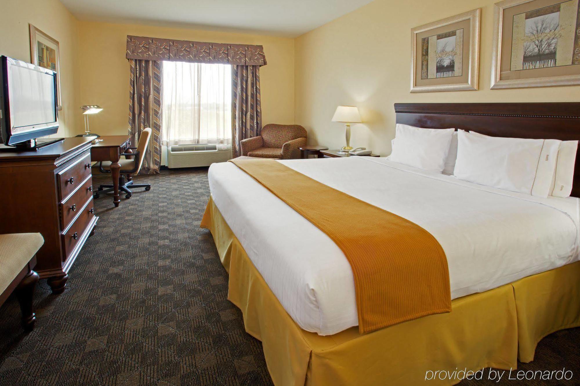 Holiday Inn Express Pearland By Ihg Room photo